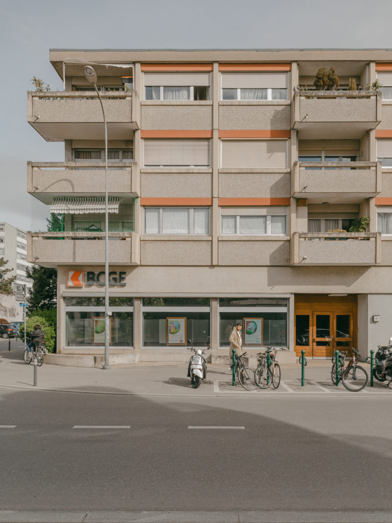 Immeubles Honegger à la rue des Bossons 23-25 à Onex, préfabriqués en béton lavé © Timothé Beuret